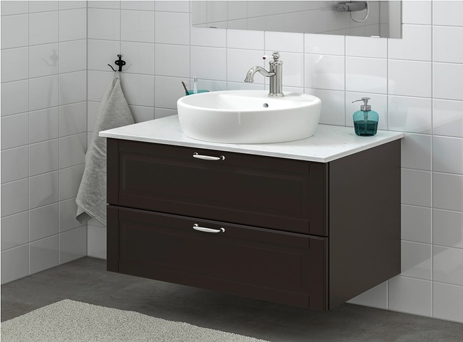 Dùng máy hút bụi đa năng thông nghẹt chậu rửa mặt