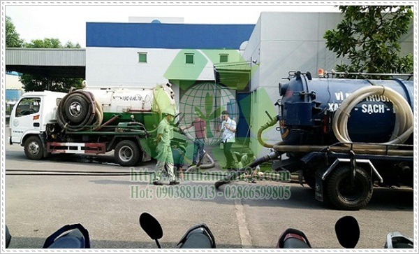 Tiến hành rút hầm cầu phương pháp mới.