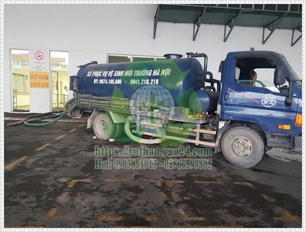 Tiến hành rút hầm cầu.