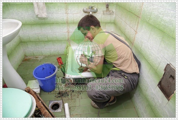 Thông nghẹt bồn cầu đơn giản.