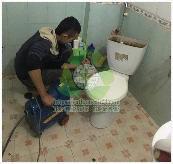 Dụng cụ thông bồn cầu.