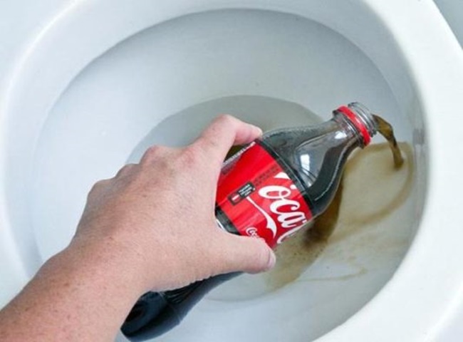 Thông bồn cầu bị tắc bằng coca cola